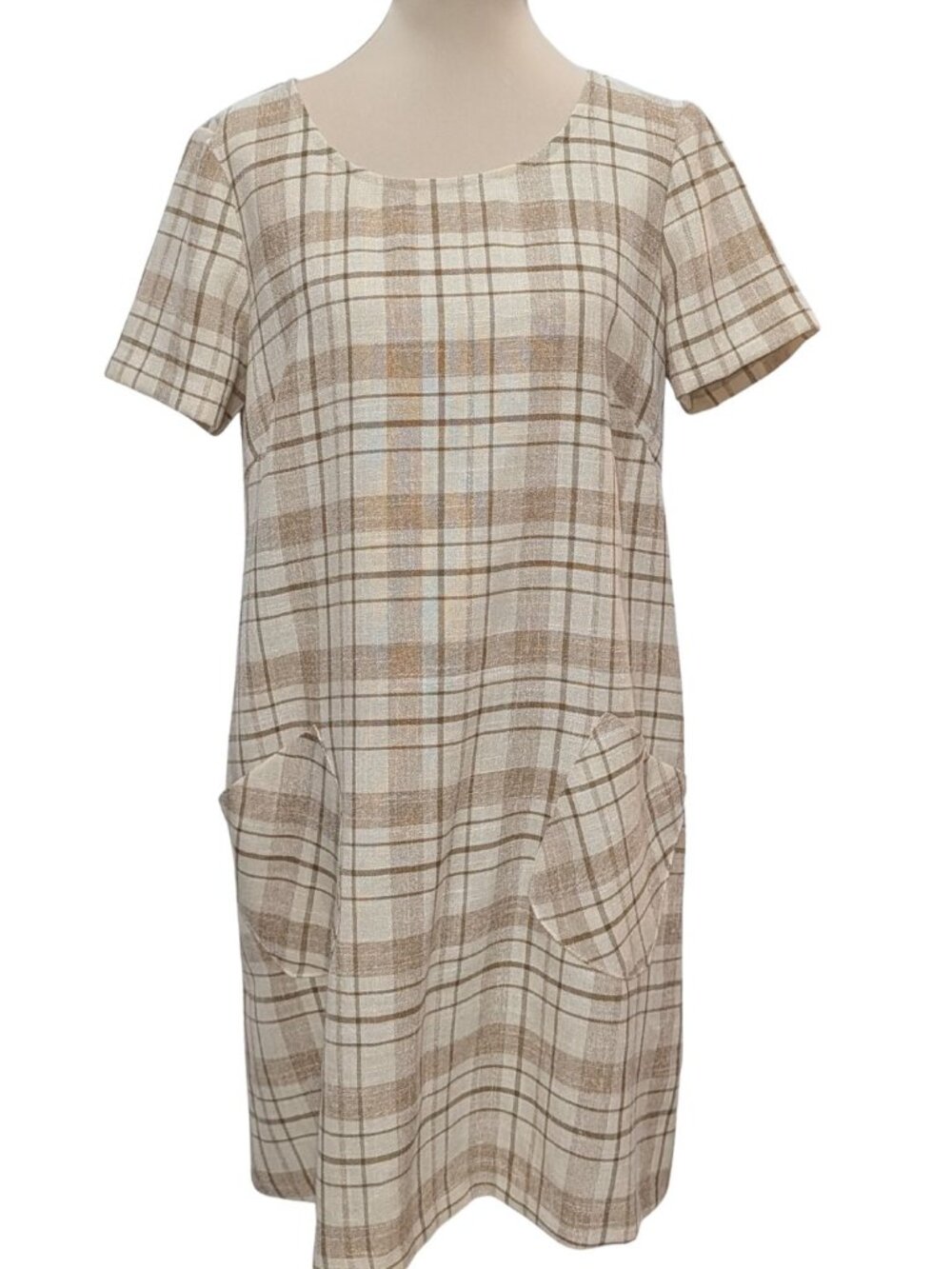 Patterned dress with sleeves and pockets